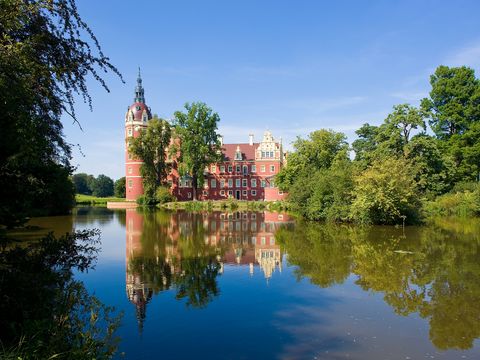 Ansicht vom Fürst-Pückler Park Bad Muskau UNESCO Weltkurkturerbe auf das Schloss