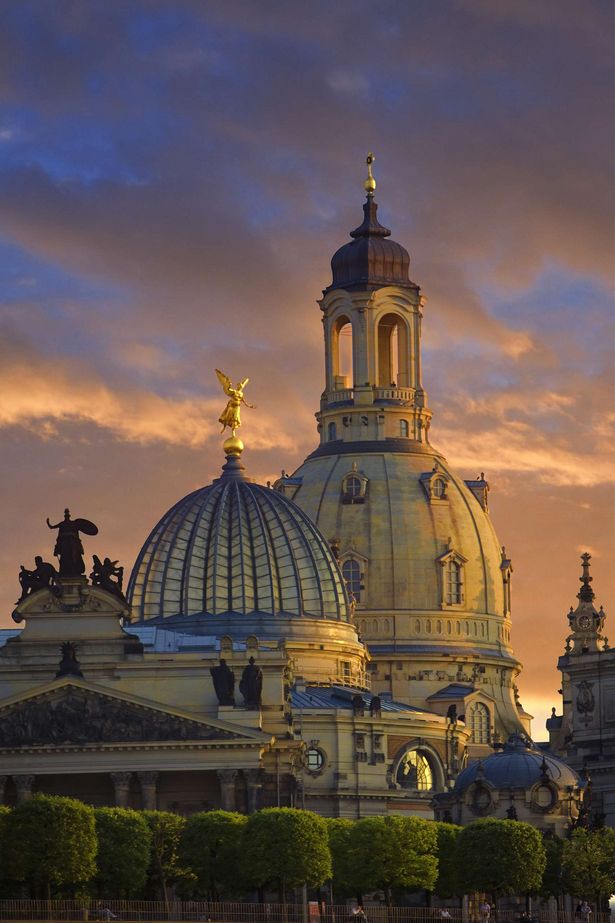 Seitlicher Blick auf die Frauenkirche und die Kunsthochschule Dresden