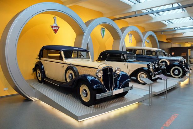 Ausstellung mit mehreren Oldtimern