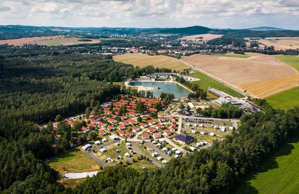 Der Ferienpark Trixi von oben. Links sieht man den Anfang des Waldes. 