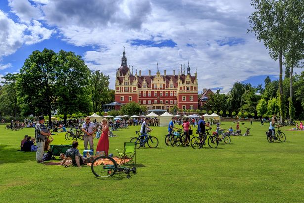 Schloss und Park mit Besuchern