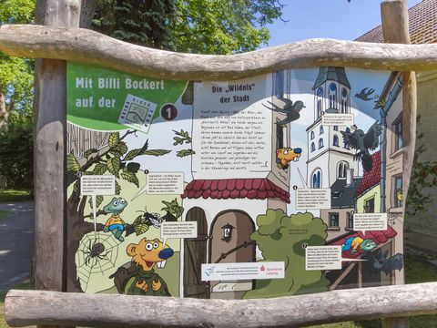 Ein Schild am Wegesrand der Heide-Biber-Wandertour in der Region Leipzig.
