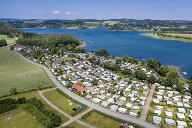 Der Campingplatz Gunzenberg von oben. Daneben sieht man die Talsperre Pöhl.