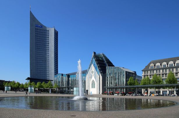 Blick auf den Augustusplatz und die Leipziger Universität mit Springbrunnen im Vordergrund